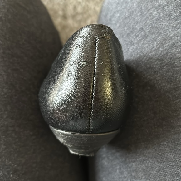 BANDOLINO Black leather kitten heel flats.  Size 6M - Picture 11 of 11